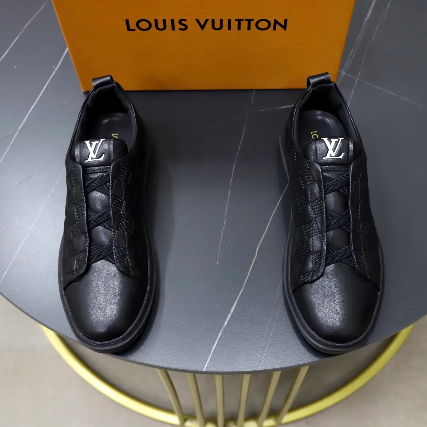 Ex-factory price: 442💰🙅‍♂️🙅‍♂️🙅‍♂️ Brand: LV Louis Vuitton Standard code: 38-44 (45 customized) Grade: Same as the official website Material: Original cowhide material stitching Comfortable and breathable sheepskin lining Lightweight and wear-resistant sports outsole Style category: Men's fashionable casual shoes Running sneakers Distinguished luxury brand elements Top luxury color: actual picture color